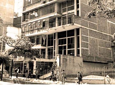  Club Comfenalco Antioquia La Playa 
En 1975 se aprueba la compra de un edificio a la Sociedad Anónima Club de profesionales de Medellín, hoy 
Club Comfenalco Antioquia La Playa, donde se puso en funcionamiento el primer centro de recreación y cultura de la Caja. 