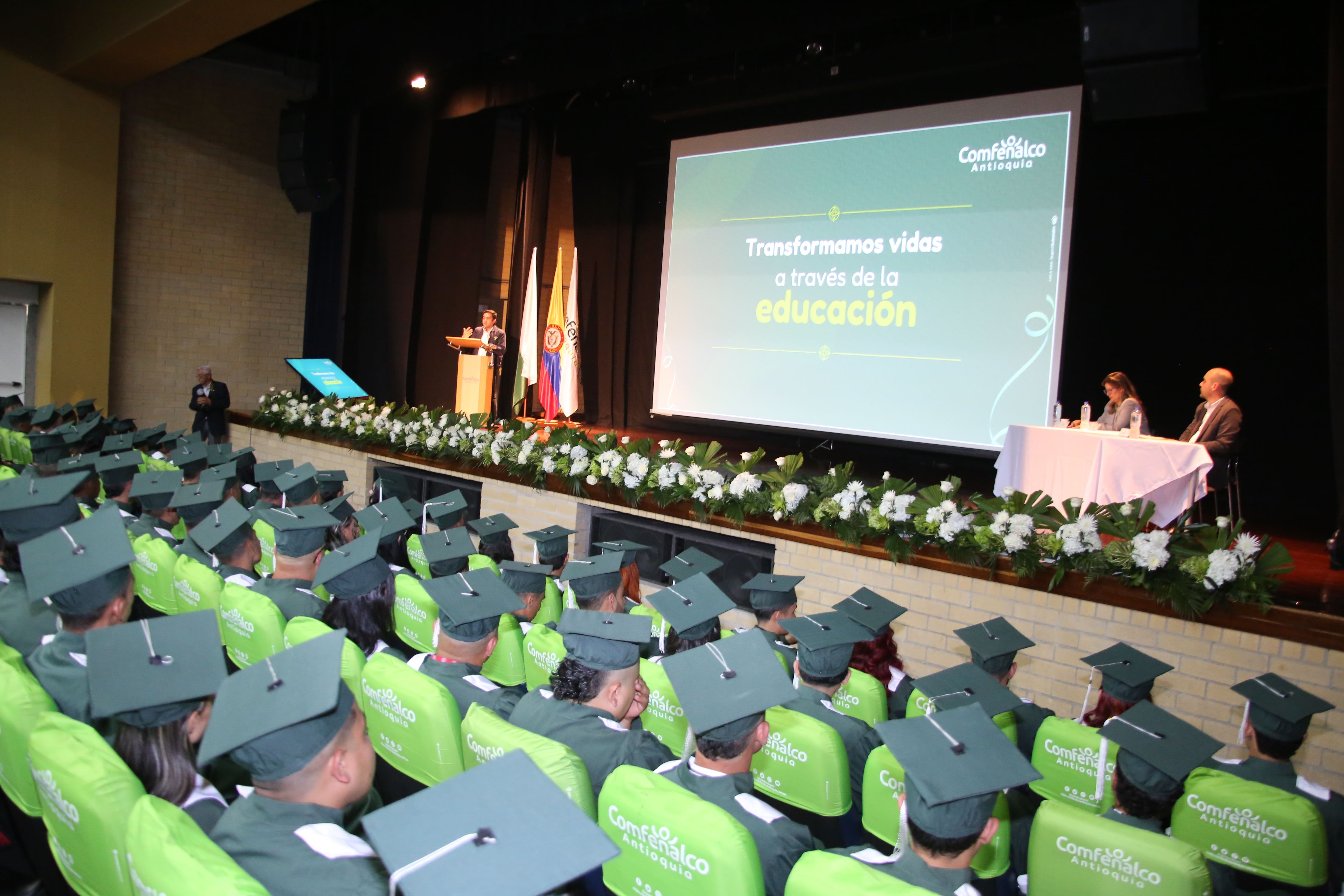 Comfenalco Antioquia graduó a 116 personas extraedad de bachillerato