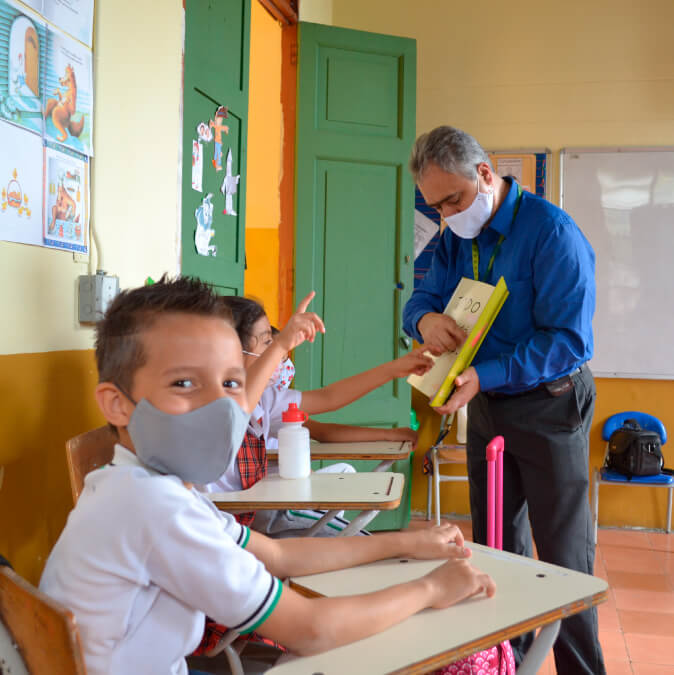 Comfenalco Antioquia promueve la lectura inclusiva a través del lenguaje de señas