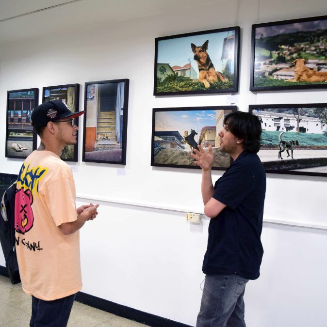 Exposición ‘La libertad dependiente’ llega a la Biblioteca Comfenalco La Playa