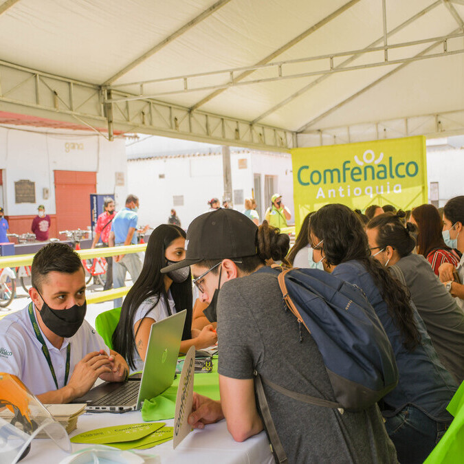 Jornada de empleo para jóvenes sin experiencia en el sector moda